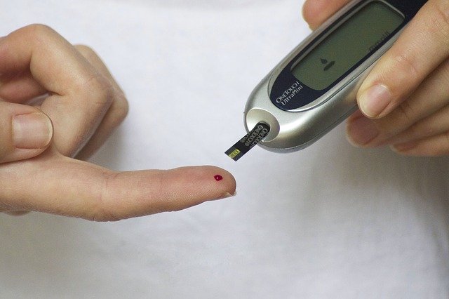 Pessoa em tratamento com Inibidores de SGLT2 para de Diabetes Mellitus, corre o risco de desenvolver cetoacidose diabética.