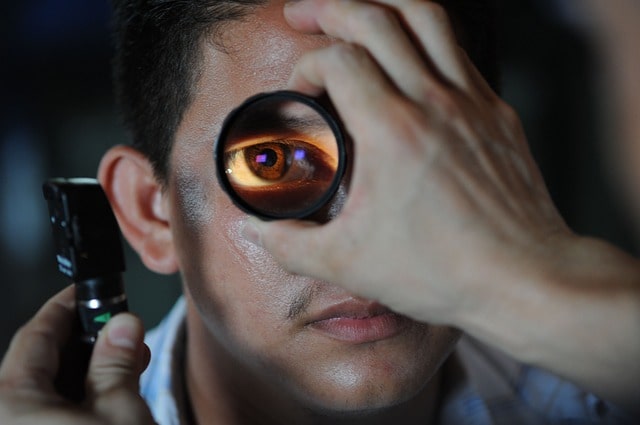 Oftalmologista realiza exame para verificação de opacificação pós-operatória de lentes intraoculares