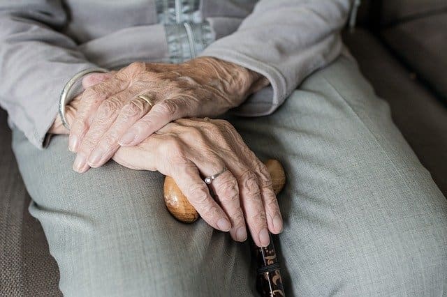 Pessoa idosa sob cuidados de avaliação geriátrica ampla (AGA)