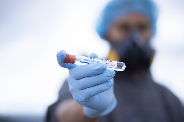 médico segurando teste de covid-19 em negros