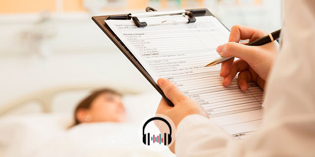 médico escrevendo em prontuário de paciente com Covid-19