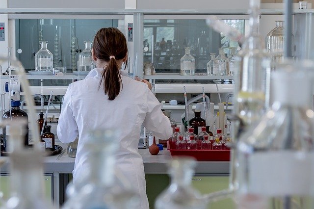 médico em laboratório de Programa Nacional de Genômica e Saúde de Precisão