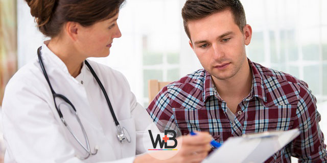 médica explicando sobre hipertensão para paciente