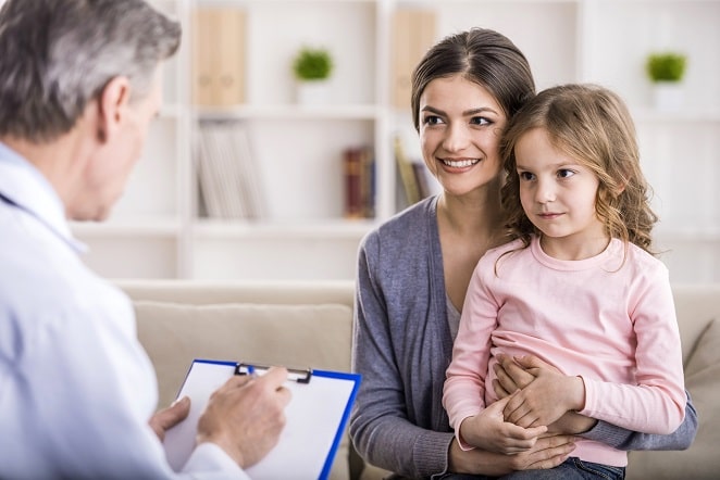 pediatra atendendo paciente com incontinência urinária
