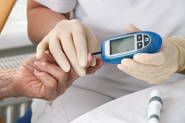 médico medindo glicose de paciente com diabetes