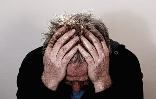 Paciente com dor causada por neuralgia trigeminal