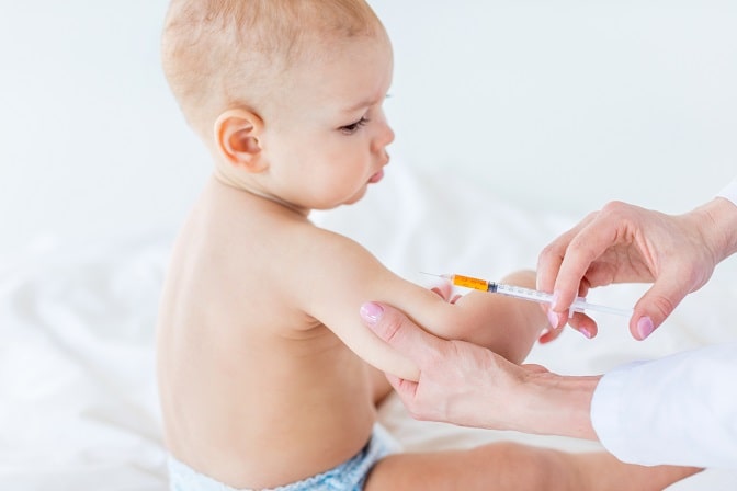 bebê tomando vacina tetraviral para varicela