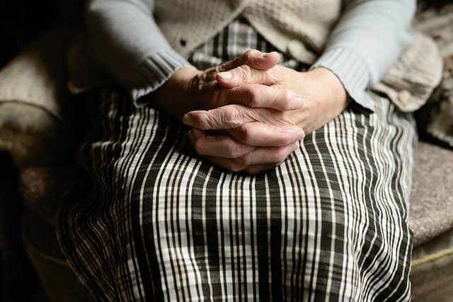 Idosa com artrite psoriásica