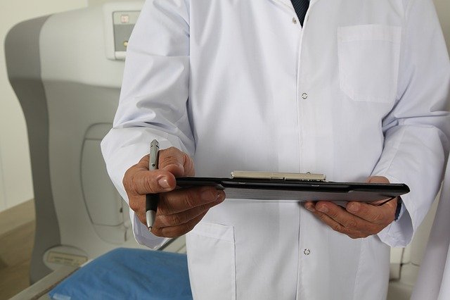 Médico verifica as nomenclaturas atualizadas de Delirium e Encefalopatia Aguda