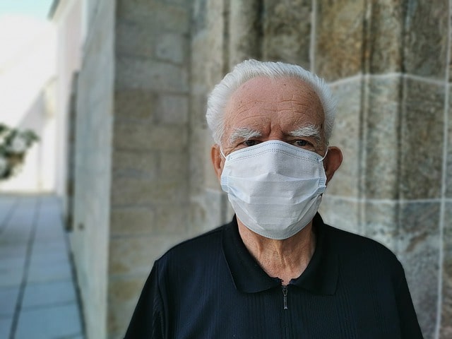 Análise da saturação de oxigênio em idosos utilizando máscaras faciais