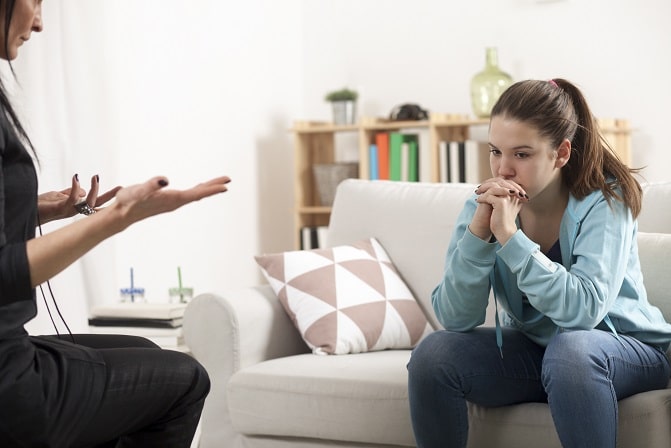 universitária conversando com psicóloga sobre saúde mental afetada pela pandemia