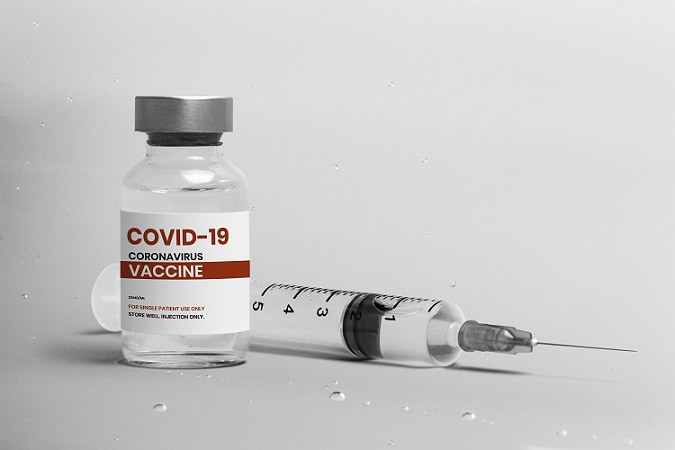 vidro de vacina da janssen contra a covid-19 e seringa ao lado