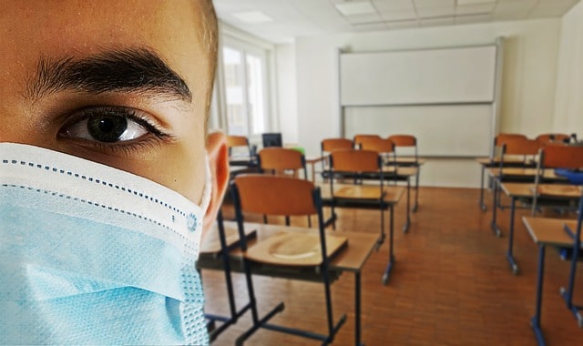 Covid-19: Análise de transmissão entre alunos em escolas americanas