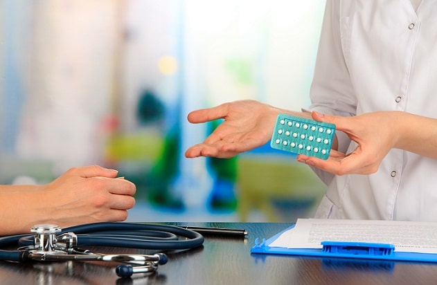 médica indicando novo contraceptivo de esterol para paciente