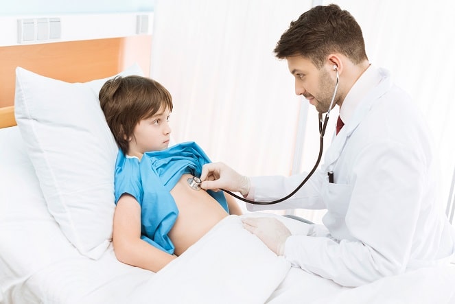 médico consultando paciente com craniofaringioma infantil