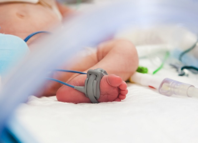 bebê internado em UTI devido a infecções respiratórias virais, como bronquiolite