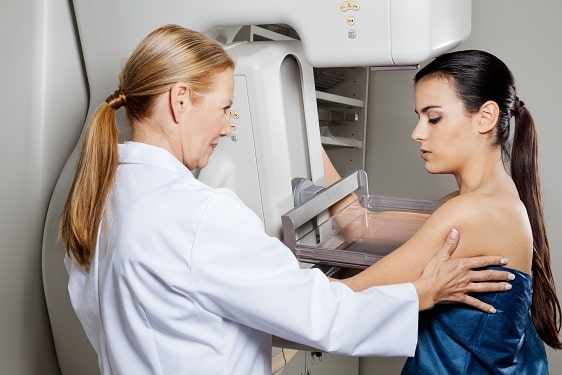 Médicas tendem a postergar mais a gestação do que a população geral feminina