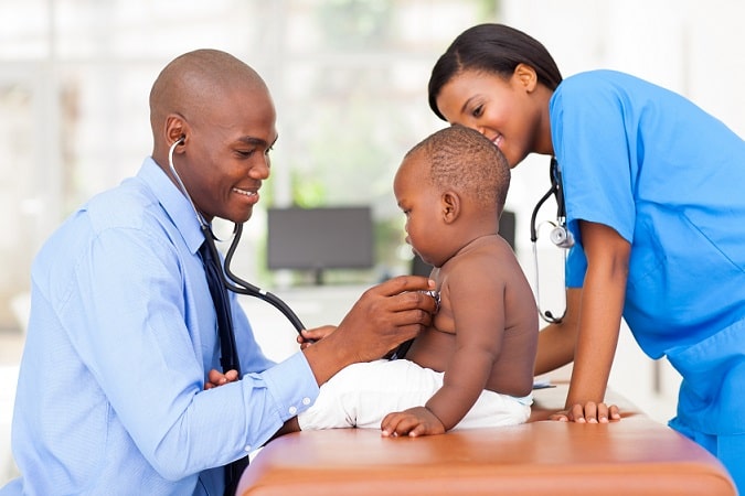 médico auscultando paciente com síndrome dos vômitos cíclicos