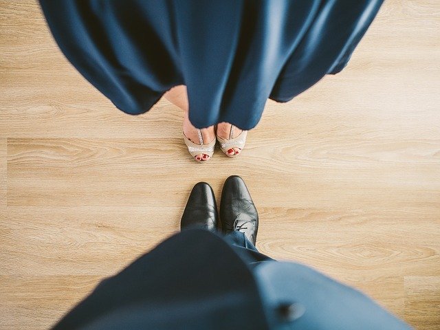 pés de mulher no climatério fazendo dança