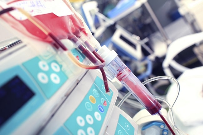 plasma convalescente sendo infundido para paciente com covid-19