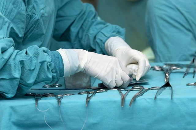 cirurgião se preparando para operar insuficiência tricúspide