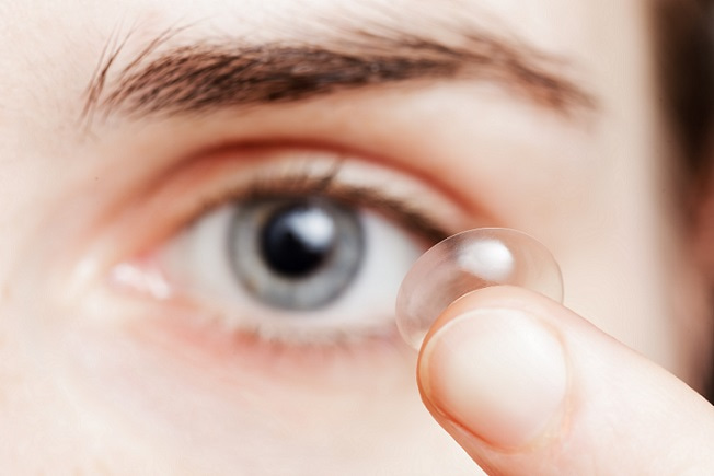 mulher com infecções relacionadas a lentes de contato