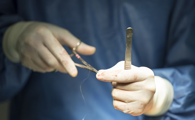 cirurgião terminando cirurgia para avaliar infecções periprotéticas