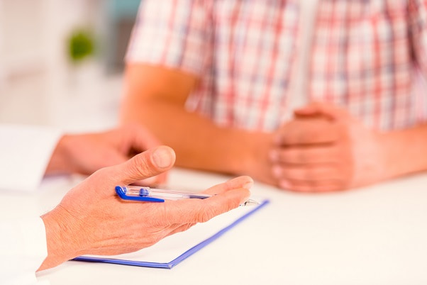 médico conversando com paciente com hipercolesterolemia