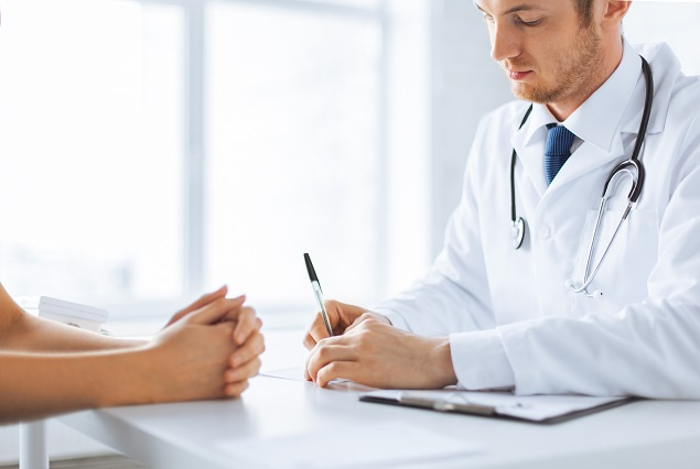 médico conversando sobre olho seco e clima