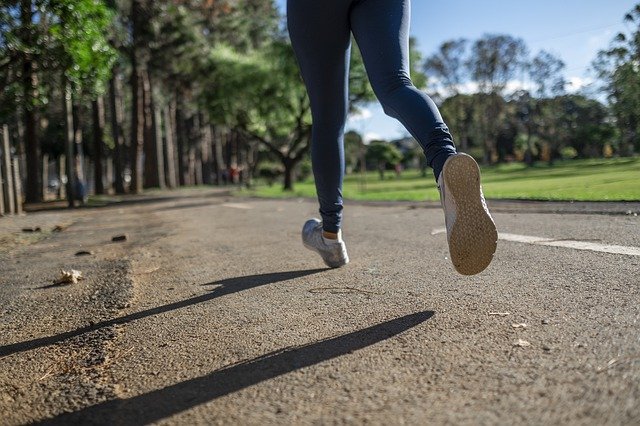 mulher em corrida fazendo atividade física na pandemia de covid-19