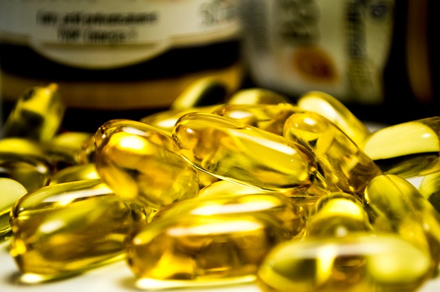 A vitamina D é sintetizada em etapas, onde inicialmente seu precursor na pele, o 7-Dehidrocolesterol, sofre ação dos raios UVB.