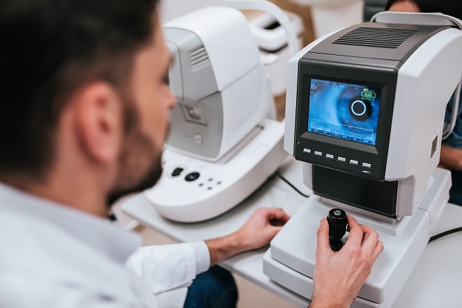 médico fazendo rastreamento de retinopatia diabética