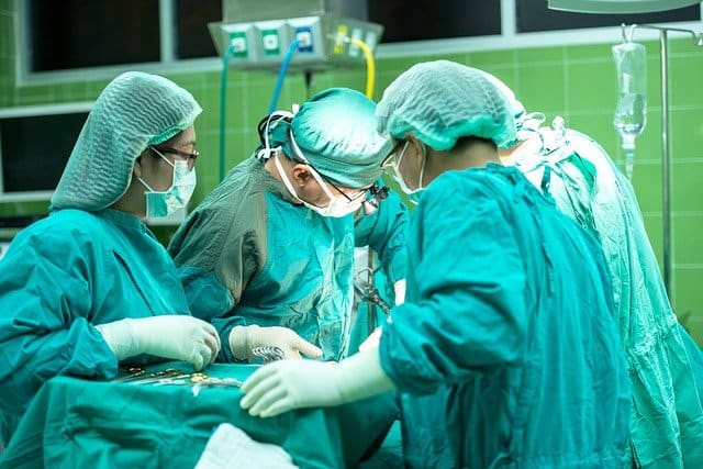 A cirurgia cardíaca melhora o prognóstico e qualidade de vida de grande número de pacientes, porém não é isenta de complicações.