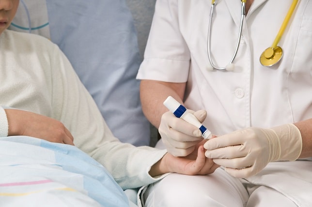 médico aferindo glicose de paciente com diabetes em uso de tirzepatida