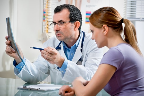 médico conversando com paciente sobre hiperaldosteronismo primário