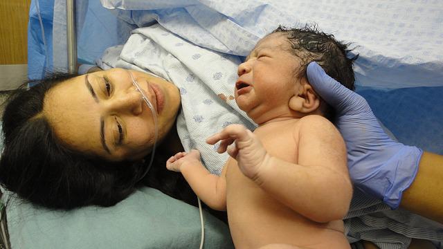 Ruptura prematura de membranas em gestações a termo deve ser feita após 24 ou 48 horas
