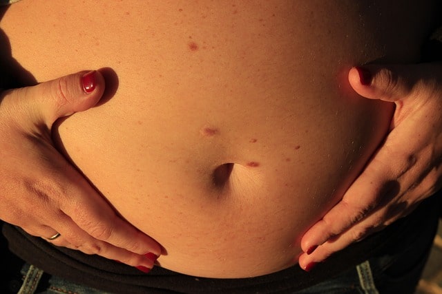 Puxo dirigido ou puxo espontâneo? Metanálise compara resultados do parto e incontinência urinária pós-parto