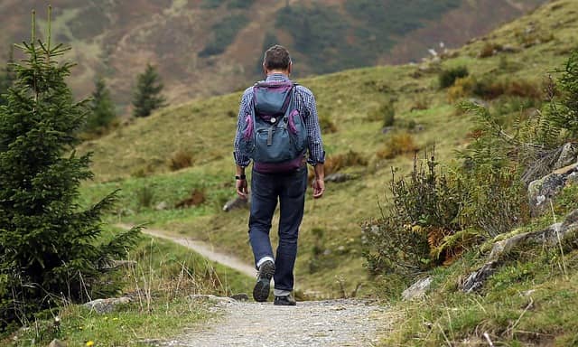 Pacientes com osteoartrite de joelhos podem fazer exercícios com caminhada