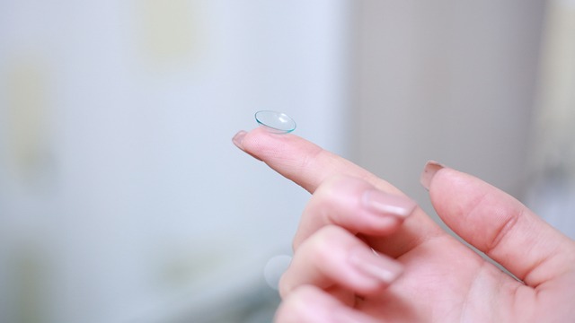 Como é o desempenho das lentes esclerais personalizadas e ajustáveis