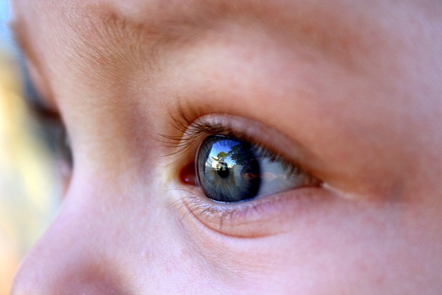 Qual a relação entre obesidade infantil e pressão intraocular