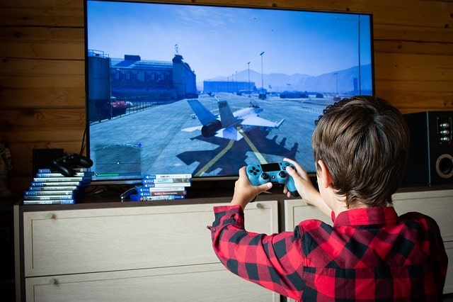 OMS divulga estudo sobre risco de perda de audição com o uso de videogames