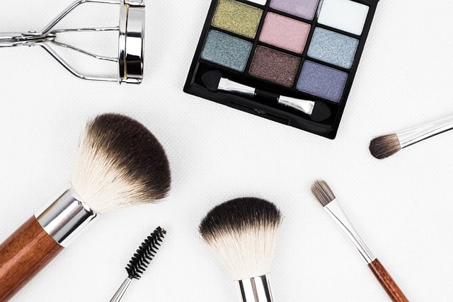 Conjunto de cosméticos arriscados para aplicação na pele de crianças