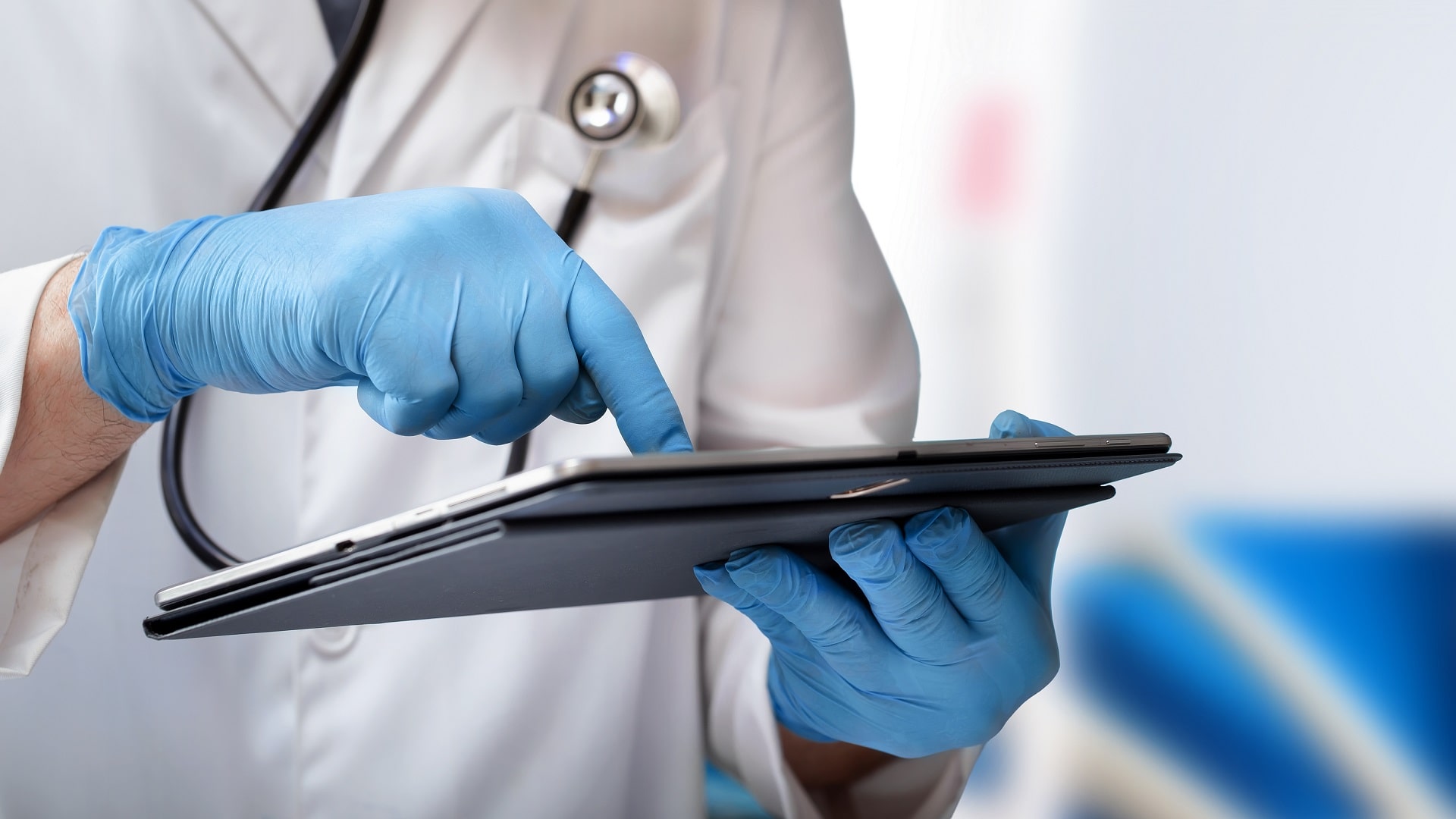 médico utilizando IA por meio de um tablet em contexto clínico