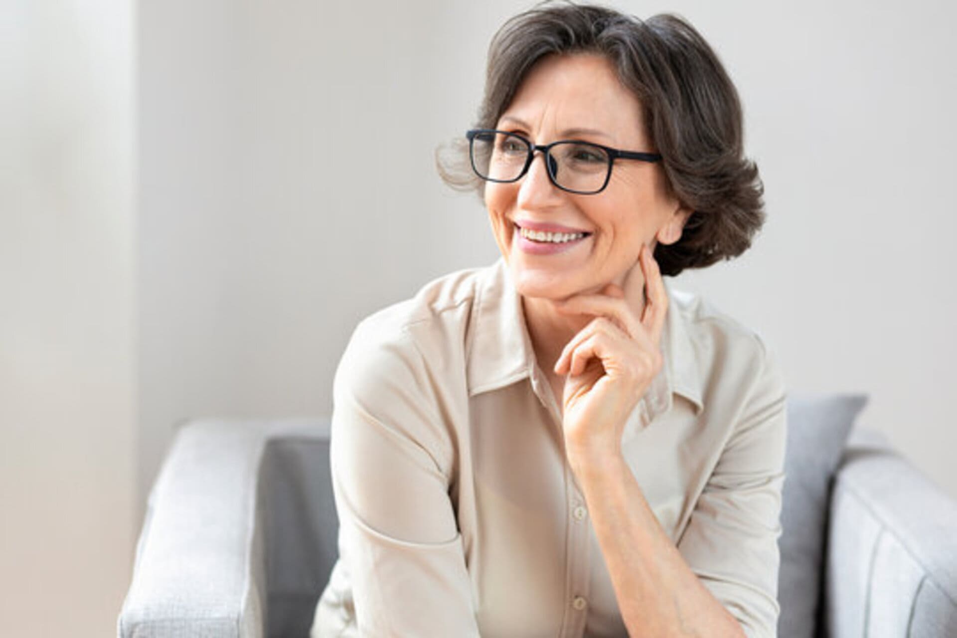 Mulher idosa na menopausa sentada olhando para o horizonte