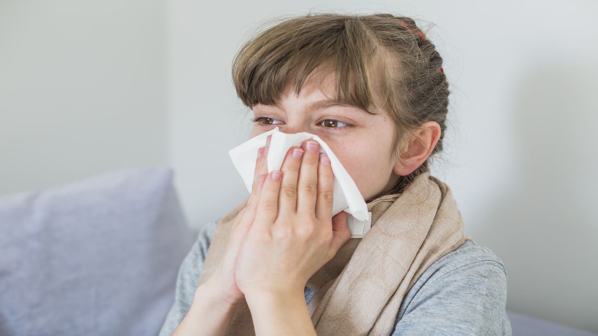 Menina com corrimento nasal, um dos sintomas de coqueluche