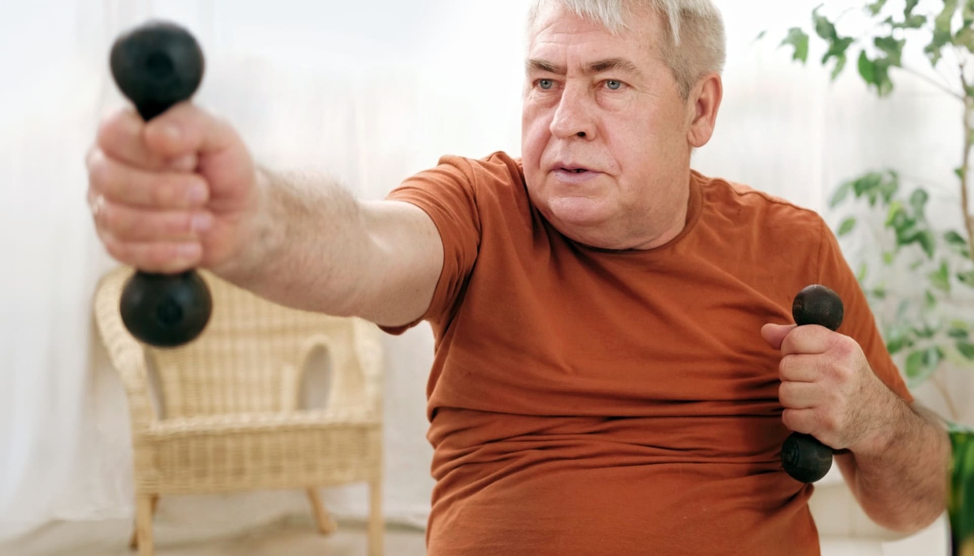 Homem idoso realizando exercícios físicos.