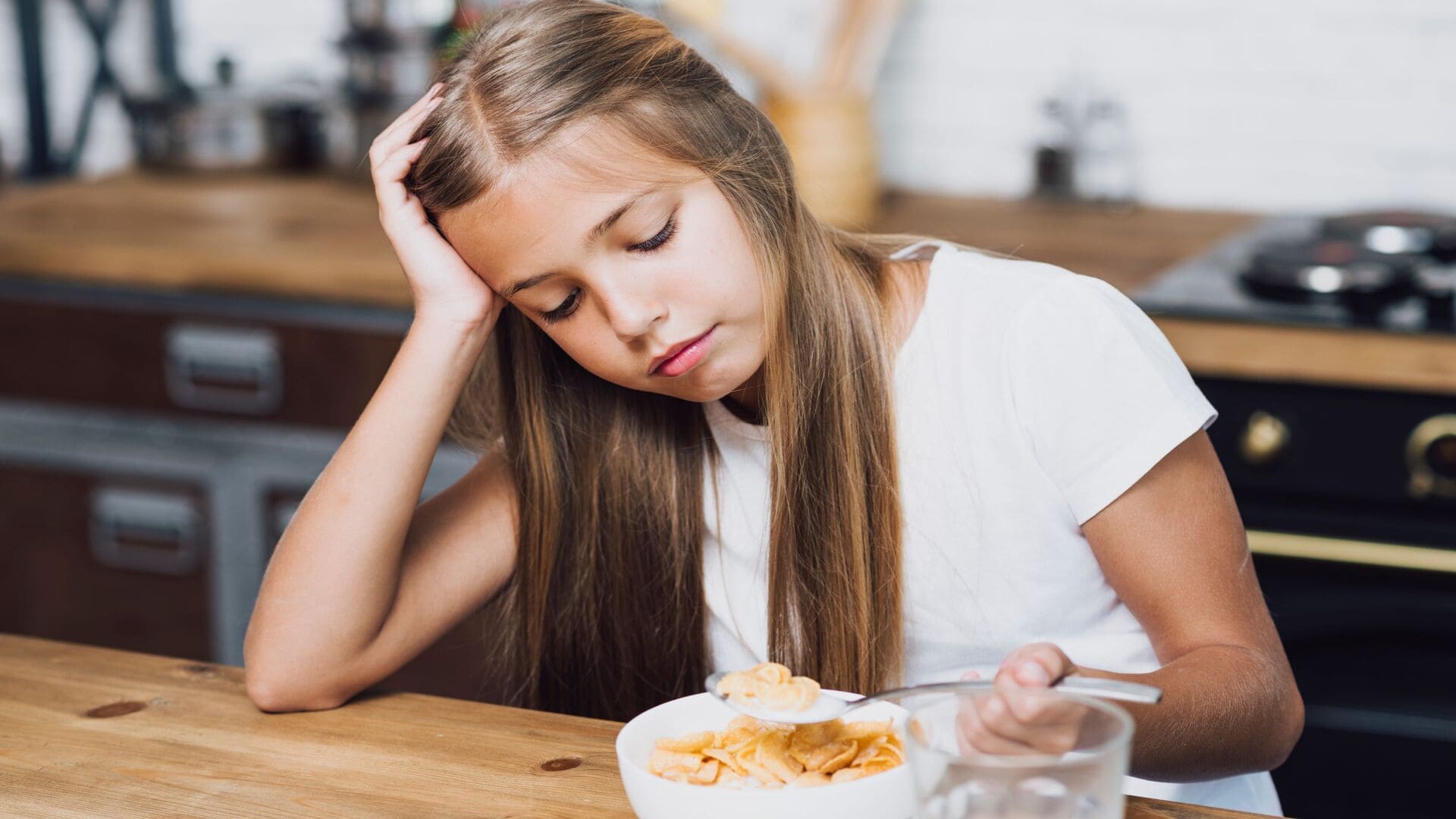 Adolescente com anorexia nervosa rejeitando comida.