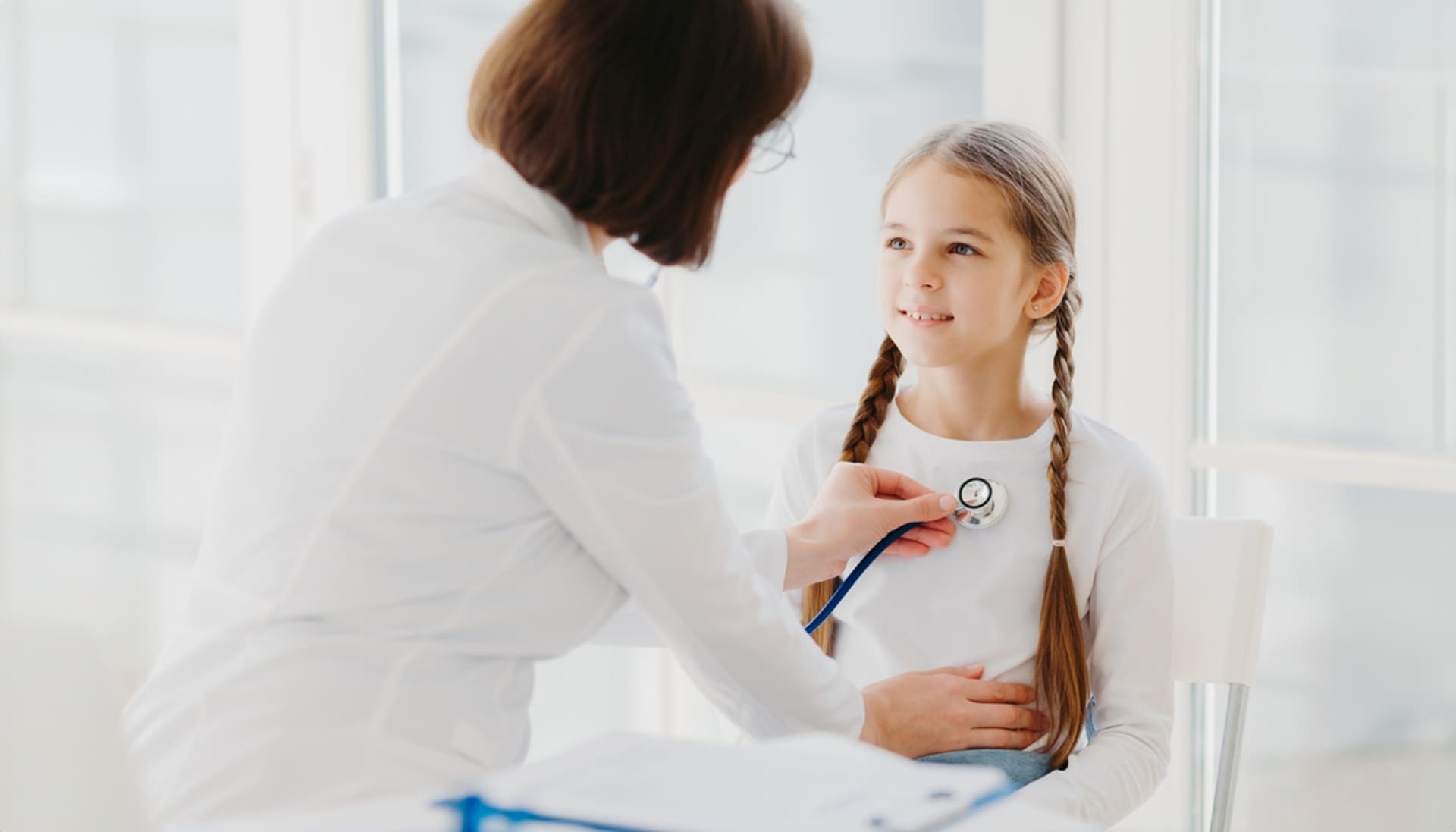 Pediatra atendendo menina representando a aplicação de OSCE na formação médica