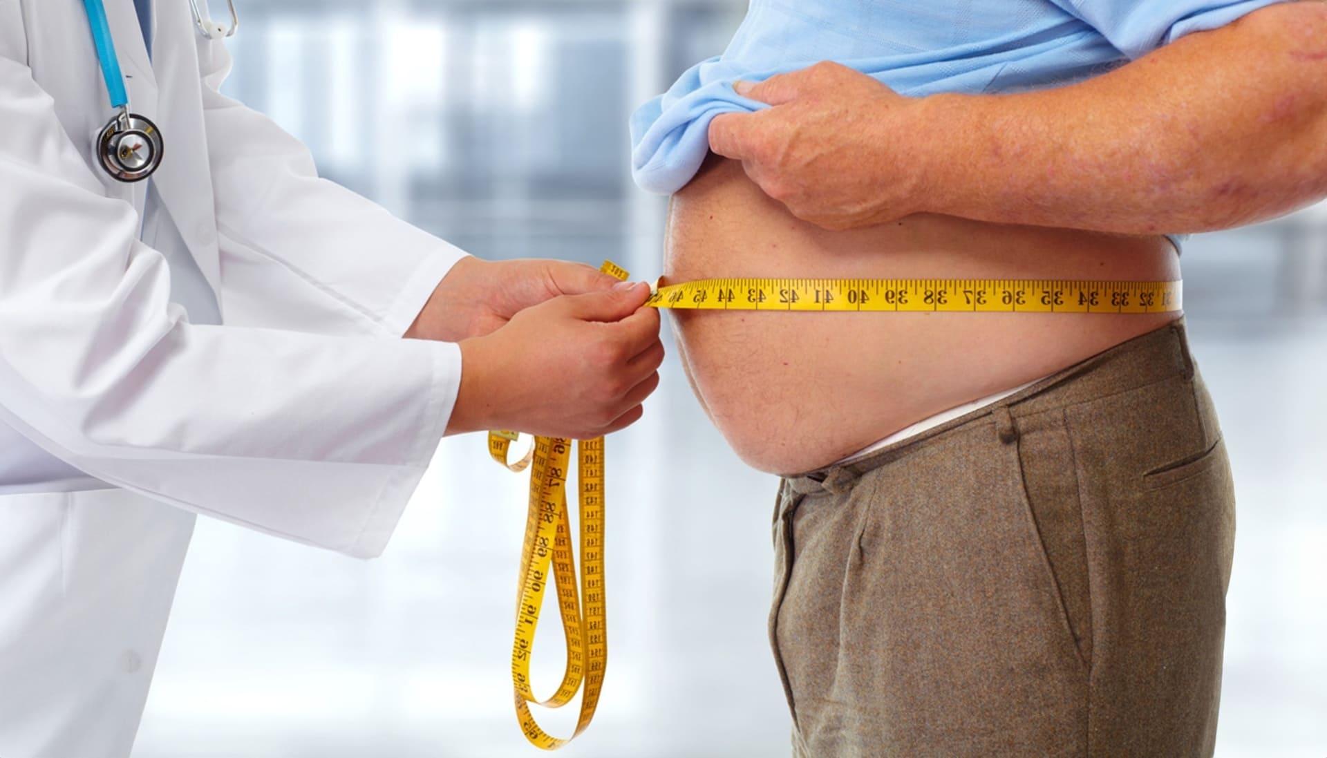 médico medindo pessoa obesa para tomar medicamento