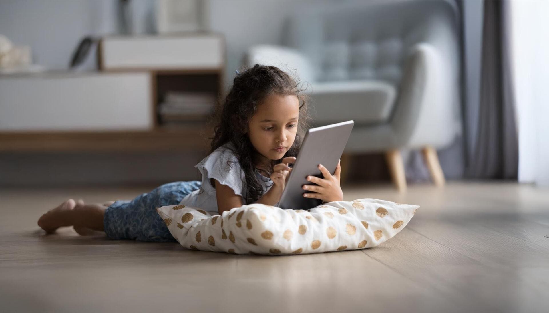 criança usando tablet